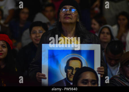 San Salvador, El Salvador, 14 octobre 2018, le Pape François a déclaré Oscar Arnulfo Romero un saint, des milliers célébré à la cathédrale de San Salvador. Credit : Crédit : Freedman Camilo Camilo Freedman/Alamy Live News Banque D'Images