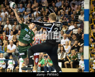 14 octobre 2018, Berlin : Handball : Bundesliga, Füchse in Berlin - TBV Lemgo Lippe, 9e journée, dans la salle omnisports Max-Schmeling-Halle : Berlin's Bjarki Mar Elisson marque le but d'Lemgos Peter Johannesson. Photo : Fabian Sommer/dpa Banque D'Images