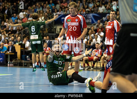 14 octobre 2018, Berlin : Handball : Bundesliga, Füchse in Berlin - TBV Lemgo Lippe, 9e journée, dans la salle omnisports Max-Schmeling-Halle : Berlin's Johan Koch (M) se plaint d'une faute. Photo : Fabian Sommer/dpa Banque D'Images