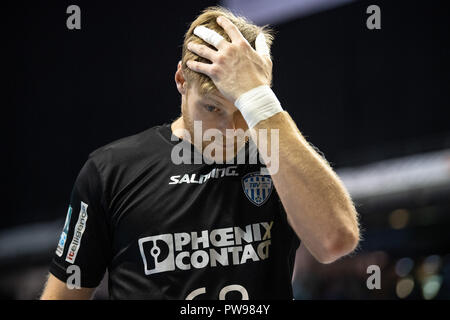 14 octobre 2018, Berlin : Handball : Bundesliga, Füchse in Berlin - TBV Lemgo Lippe, 9e journée, dans la salle omnisports Max-Schmeling-Halle : Lemgos Klimek chrétienne s'empare de sa tête. Photo : Fabian Sommer/dpa Banque D'Images