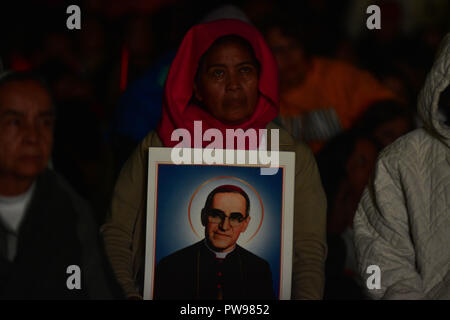 San Salvador, El Salvador, 14 octobre 2018, le Pape François a déclaré Oscar Arnulfo Romero un saint, des milliers célébré à la cathédrale de San Salvador. Credit : Crédit : Freedman Camilo Camilo Freedman/Alamy Live News Banque D'Images