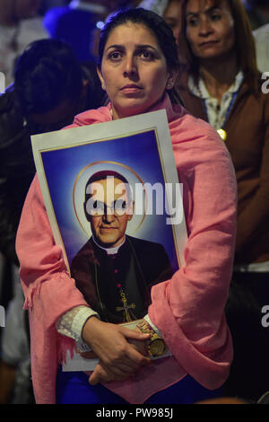 San Salvador, El Salvador, 14 octobre 2018, le Pape François a déclaré Oscar Arnulfo Romero un saint, des milliers célébré à la cathédrale de San Salvador. Credit : Crédit : Freedman Camilo Camilo Freedman/Alamy Live News Banque D'Images