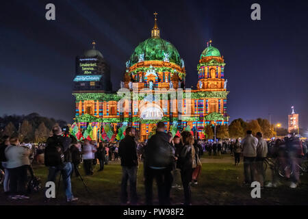 Allemagne, Berlin. 13 octobre 2018. Les berlinois et les touristes profiter du Festival annuel des lumières que des artistes de lumière illuminent la ville capitale et les bâtiments de l'éclairage. Credit : Eden Breitz/Alamy Live News Banque D'Images