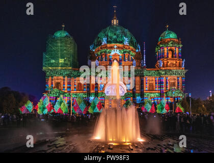 Allemagne, Berlin. 13 octobre 2018. Les berlinois et les touristes profiter du Festival annuel des lumières que des artistes de lumière illuminent la ville capitale et les bâtiments de l'éclairage. Credit : Eden Breitz/Alamy Live News Banque D'Images