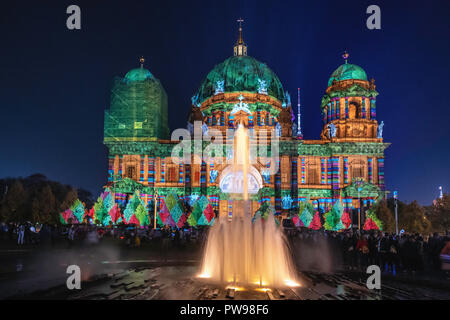 Allemagne, Berlin. 13 octobre 2018. Les berlinois et les touristes profiter du Festival annuel des lumières que des artistes de lumière illuminent la ville capitale et les bâtiments de l'éclairage. Credit : Eden Breitz/Alamy Live News Banque D'Images