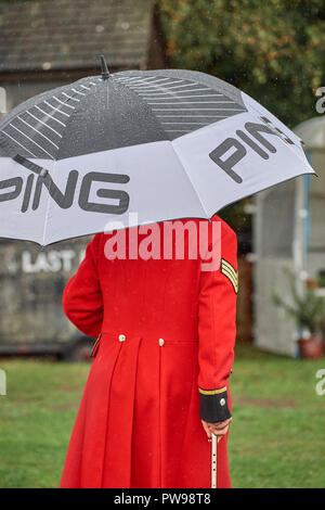 Southwick, UK. 14 octobre 2018. Parasols partout sur un jour de pluie à Southwick, East Midlands, Angleterre, 14 octobre 2018, pour le 2018 World Championships de conker. Crédit : Michael Foley/Alamy Live News Banque D'Images