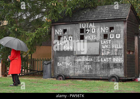 Southwick, UK. 14 octobre 2018. Parasols partout sur un jour de pluie à Southwick, East Midlands, Angleterre, 14 octobre 2018, pour le 2018 World Championships de conker. Crédit : Michael Foley/Alamy Live News Banque D'Images