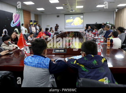 Shanghai, Chine. 14Th Oct, 2018. Les enfants atteints de trouble de déficit de l'attention / hyperactivité (TDAH) participer à une activité sur le thème de l'aérospatiale à l'Hôpital d'enfants de l'Université de Fudan à Shanghai, la Chine orientale, le 14 octobre 2018. Credit : Liu Ying/Xinhua/Alamy Live News Banque D'Images