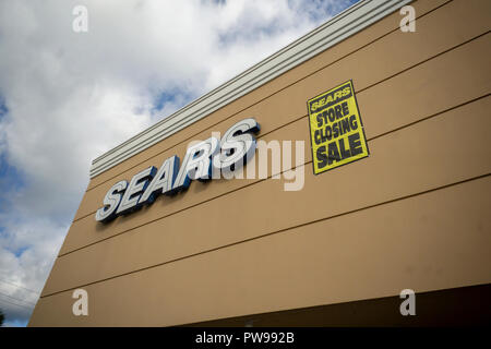 New York, USA. 14Th Oct, 2018. Bientôt le magasin Sears de clôture à New Hyde Park, New York le samedi 13 octobre, 2018. Sears Holdings aurait conclu une entente avec les prêteurs et le dépôt est pour le Chapitre 11 faillite le 14 octobre. (© Richard B. Levine) Crédit : Richard Levine/Alamy Live News Banque D'Images