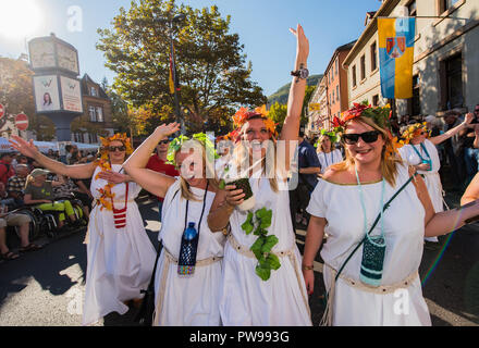 Neustadt, Allemagne. 14Th Oct, 2018. Célébrer les femmes et des guirlandes de feuilles de vigne à la Winzerfest parade. Selon les organisateurs, environ 100 numéro du train et plus de 100 000 spectateurs vont prendre part à la plus grande parade des vignerons à Neustadt an der Weinstrasse. Photo : Andreas Arnold/dpa dpa : Crédit photo alliance/Alamy Live News Crédit : afp photo alliance/Alamy Live News Crédit : afp photo alliance/Alamy Live News Banque D'Images