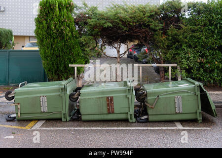 Trois poubelles tombées causées par l'ouragan Leslie alors qu'il traversait Coimbra, au Portugal Banque D'Images