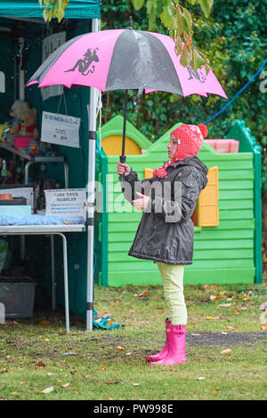 Southwick, UK. 14 octobre 2018. Parasols partout sur un jour de pluie à Southwick, East Midlands, Angleterre, 14 octobre 2018, pour le 2018 World Championships de conker. Crédit : Michael Foley/Alamy Live News Banque D'Images