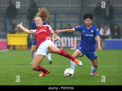 Kingston upon Thames, Royaume-Uni. 14 octobre. 2018 L-R Lia Walti et Chelsea Mesdames Ji Yun ainsi au cours de la FA Women's Super League match entre Chelsea et Arsenal FC Les femmes à Kingsmeadow Stadium, Kingston upon Thames, Angleterre le 14 octobre 2018. Action Crédit photo : Crédit photo Action Sport Sport/Alamy Live News Banque D'Images