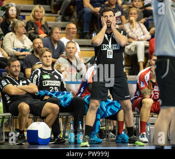 Berlin, Allemagne. 14 octobre 2018. 14 octobre 2018, Allemagne, Berlin:Handball : Bundesliga, Fuechse vs TBV Lemgo Berlin Lippe, Journée 9 : Bad Salzuflen coach Florian Kehrmann réagit à l'écart. Photo : Fabian Sommer/dpa dpa : Crédit photo alliance/Alamy Live News Banque D'Images