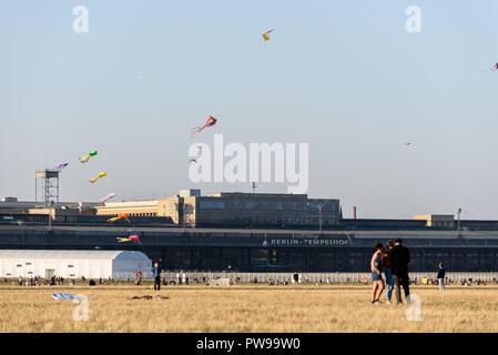 Berlin, Allemagne. 14Th Oct, 2018. Visiteurs portent sur le terrain de Tempelhof. Le beau temps en octobre apporte de nombreux visiteurs dans le parc à l'ancien aéroport de Tempelhof. Photo : Markus Heine/SOPA Images/ZUMA/Alamy Fil Live News Banque D'Images