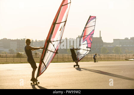 Berlin, Allemagne. 14Th Oct, 2018. Les patineurs du vent sont à la Tempelhofer champ. Le beau temps en octobre apporte de nombreux visiteurs dans le parc à l'ancien aéroport de Tempelhof. Photo : Markus Heine/SOPA Images/ZUMA/Alamy Fil Live News Banque D'Images