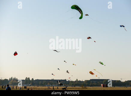 Berlin, Allemagne. 14Th Oct, 2018. Kites vus en vol au-dessus du champ. Tempelhofer Le beau temps en octobre apporte de nombreux visiteurs dans le parc à l'ancien aéroport de Tempelhof. Photo : Markus Heine/SOPA Images/ZUMA/Alamy Fil Live News Banque D'Images