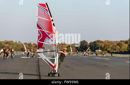 Berlin, Allemagne. 14Th Oct, 2018. Les patineurs du vent sont à la Tempelhofer champ. Le beau temps en octobre apporte de nombreux visiteurs dans le parc à l'ancien aéroport de Tempelhor. Photo : Markus Heine/SOPA Images/ZUMA/Alamy Fil Live News Banque D'Images