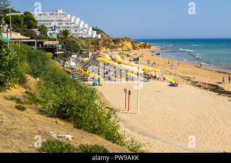 28 septembre 2018 Une vue le long de la plage Oura Praia Albuferia Portugal sur l'Algarve avec ses falaises de sable et transats Banque D'Images