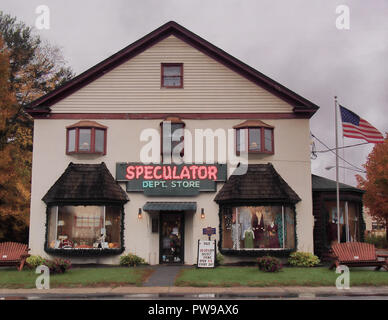 Spéculateur, New York, USA. Le 11 octobre 2018. Le spéculateur Department Store dans le petit village de spéculateur, NY, comté de Hamilton dans l'Adirondack Banque D'Images