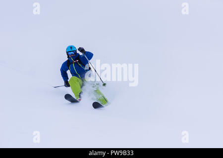 Skieur freeride ski sac à dos avec descente sur neige poudreuse Banque D'Images