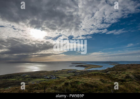 Vue sur l'Atlantique de la Sky Road à l'ouest de Clifden, comté de Galway, Irlande partie de la manière sauvage de l'Atlantique Banque D'Images