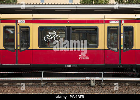 Potsdam, Berlin, Allemagne : 18 août 2018 : S Bahn signe à vélos Banque D'Images