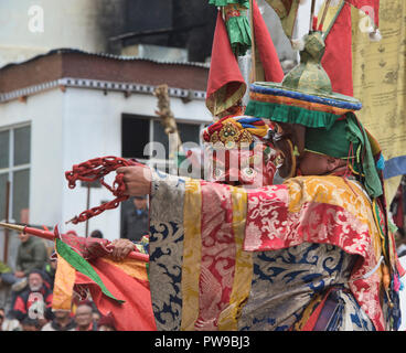 Les moines masqués à effectuer une danse traditionnelle cham, Leh, Ladakh, Inde Banque D'Images