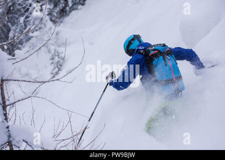 Skieur freeride ski sac à dos avec descente sur neige poudreuse Banque D'Images