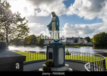 Une statue de Marie à côté de la rivière dans la ville de Ballina, Irlande Banque D'Images