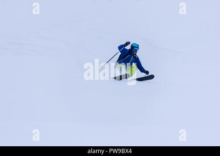 Skieur freeride ski sac à dos avec descente sur neige poudreuse Banque D'Images