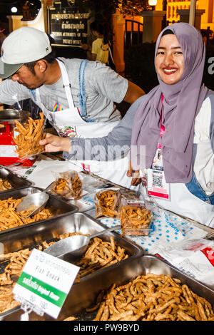 Phuket, Thaïlande - 1er septembre 2018 : Thai girl musulmane de servir du poisson d'en-cas. L'occasion était une foire alimentaire de Phuket. Banque D'Images