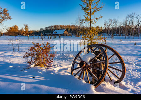 Roues de charrette, hiver, 83 Mile House, région de Cariboo, en Colombie-Britannique, Canada Banque D'Images