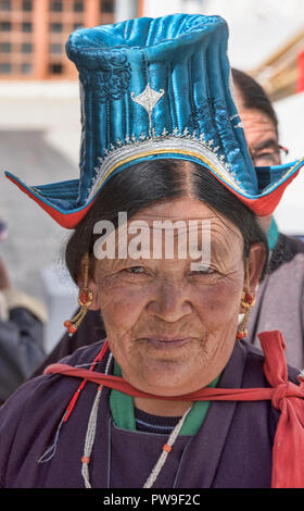Portrait d'une femme en costume traditionnel ladakhis, Leh, Ladakh, Inde Banque D'Images