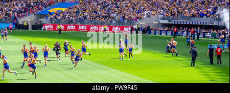 West Coast Eagles football sur le terrain au stade préliminaire d'Optus AFL 2018 Final Perth Western Australia. Banque D'Images