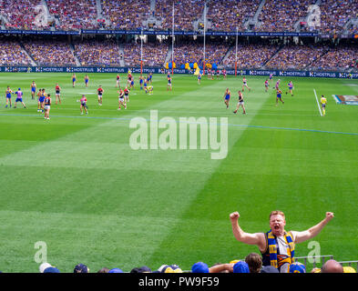 West Coast Eagles Football Club fan membre sympathisant et avec les bras en l'air au stade préliminaire d'Optus AFL 2018 Final Perth Western Australia. Banque D'Images