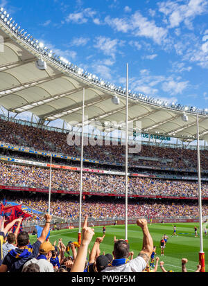 West Coast Eagles Football Club et Melbourne Demons membres fans et supporters au stade préliminaire d'Optus AFL 2018 Final Perth Western Australia. Banque D'Images