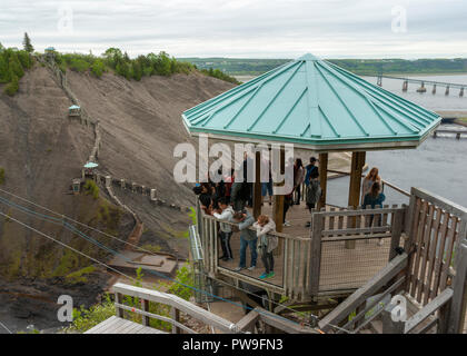 La Baronne observation deck - arrêt un belvédère sur la promenade menant à la chute Montmorency. Les visiteurs admirant le paysage. Québec, Canada. Banque D'Images