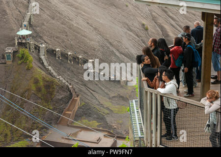 La Baronne observation deck - arrêt un belvédère sur la promenade menant à la chute Montmorency. Les visiteurs admirant le paysage. Québec, Canada. Banque D'Images