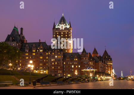 L'hôtel Fairmont Le Château Frontenac à la tombée de la nuit. C'est un hôtel historique dans le Vieux Québec. La région est un patrimoine mondial de l'UNESCO. La ville de Québec, Canada Banque D'Images