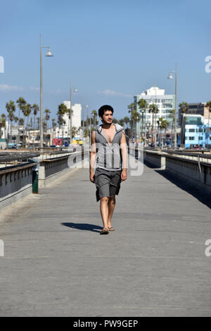 Beau jeune homme marche touristique sur la pêche à la jetée de Venice Beach en Californie du Sud. Banque D'Images