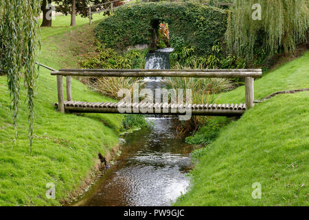 Petite passerelle sur la rivière dans la vallée de Uley Ewelme, Dursley, Gloucestershire Banque D'Images