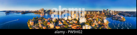 Large panorama de l'élevé la ville de Sydney CBD sur les rives du port de Sydney derrière Kirribilli banlieue résidentielle sur la Basse-Côte-Nord dans le cadre de North Sydney. Banque D'Images