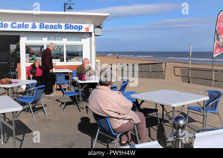 Mablethorpe, Lincolnshire. UK. 04 octobre, 2018. Les vacanciers en octobre relaxant avec une vue sur la mer et verre sur la promenade à Mablethorpe dans Lincol Banque D'Images