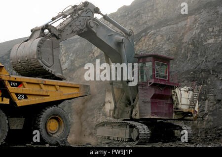 Une chenille 6030 gamme de pelles et excavateurs hydrauliques face travaillant dans la mine de la tour, dans le sud du Pays de Galles Banque D'Images