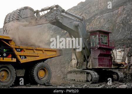 Une chenille 6030 gamme de pelles et excavateurs hydrauliques face travaillant dans la mine de la tour, dans le sud du Pays de Galles Banque D'Images