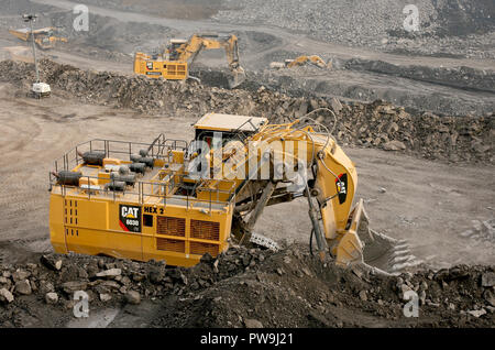 Une chenille 6030 gamme de pelles et excavateurs hydrauliques face travaillant dans la mine de la tour, dans le sud du Pays de Galles Banque D'Images