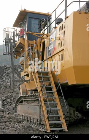 Une chenille 6030 gamme de pelles et excavateurs hydrauliques face travaillant dans la mine de la tour, dans le sud du Pays de Galles Banque D'Images