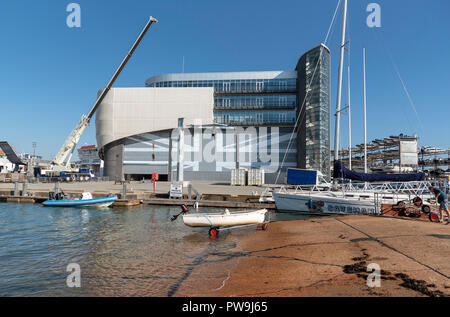 Le Ben Ainslie Racing AC. Le carrossage, Portsmouth, Angleterre, Royaume-Uni Banque D'Images