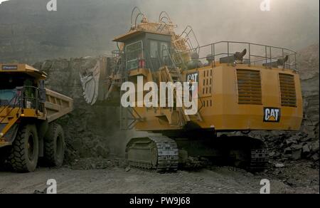 Une chenille 6030 gamme de pelles et excavateurs hydrauliques face travaillant dans la mine de la tour, dans le sud du Pays de Galles Banque D'Images